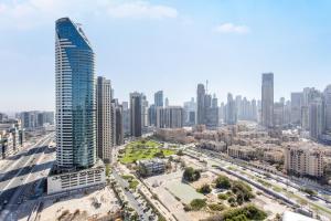 eine Luftansicht einer Stadt mit einem hohen Wolkenkratzer in der Unterkunft Icon Casa Living - Downtown Burj Views Towers in Dubai