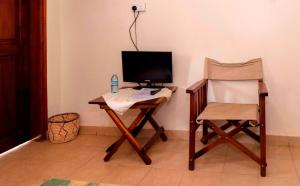 TV a/nebo společenská místnost v ubytování Kalya Courts Hotel Fort Portal
