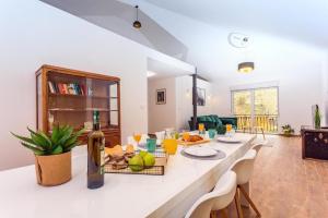 a dining room with a table with food and drinks at Villa Marietta Equino in Donje Sitno
