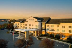 eine Luftansicht eines Hotels mit Parkplatz in der Unterkunft Fairfield Inn and Suites by Marriott Winchester in Winchester