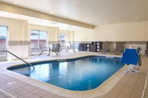 溫徹斯特的住宿－溫徹斯特萬豪費爾菲爾德套房酒店，蓝色的游泳池,位于酒店客房内