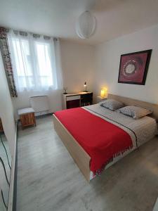 - une chambre avec un grand lit et une couverture rouge dans l'établissement APPARTEMENT T2 RIVE DROITE, à Brest