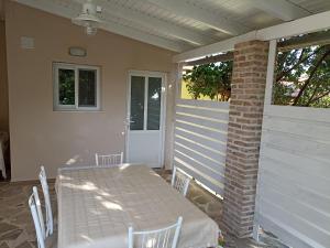 una mesa y sillas en un patio con puerta en palm-tree, en Arkoudi