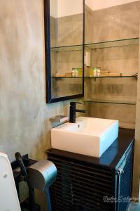 La salle de bains est pourvue d'un lavabo blanc et d'un miroir. dans l'établissement Kakulanda Resort, à Kurunegala