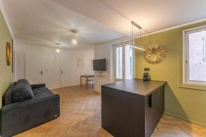 a living room with a black couch and a table at Chez Antho T4 - appart T4 moderne en plein cœur du Panier in Marseille