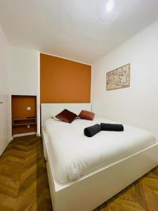 um quarto com uma cama branca e piso em madeira em Chez Antho T4 - appart T4 moderne en plein cœur du Panier em Marselha