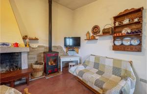 uma sala de estar com um sofá e um fogão a lenha em Stunning Home In Orgosolo With Wifi em Orgosolo