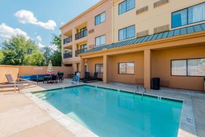 a swimming pool in front of a building at Courtyard Tupelo in Tupelo