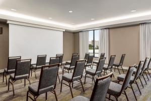 a conference room with chairs and a large screen at Courtyard Tupelo in Tupelo +37 photos