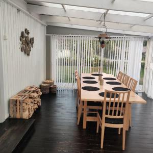 comedor con mesa de madera y sillas en Sikvägen Apartments, en Mariehamn