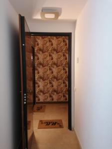 un pasillo con una puerta con una pared de bambú en BED and BIKE - BERGAMO Home Sweet Home, en Bérgamo