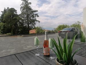 - une bouteille de vin et deux verres sur une table dans l'établissement Golden Sunset, à Njivice