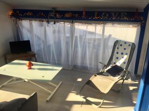 サン・シプリアン・プラージュにあるsci moliereのリビングルーム(テーブル、椅子付)
