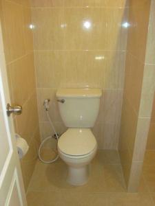 - une salle de bains avec des toilettes blanches dans une cabine dans l'établissement Charlie's Bungalows, à Ko Sichang