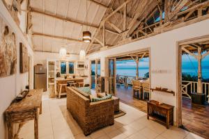 een woonkamer met uitzicht op de oceaan bij Villa Lanie Lembongan in Nusa Lembongan