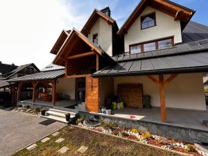 uma casa com painéis solares por cima em Willa Dunajcówka em Szczawnica