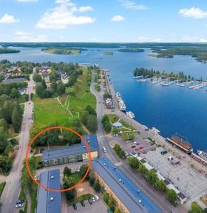 an orange circle on a road next to a river at Studiohuoneisto Vallikadun Helmi in Lappeenranta