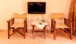 TV a/nebo společenská místnost v ubytování Kalya Courts Hotel Fort Portal