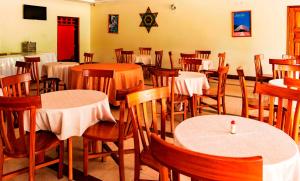Restaurace v ubytování Kalya Courts Hotel Fort Portal