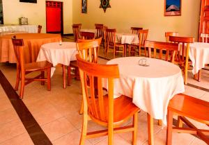Restaurace v ubytování Kalya Courts Hotel Fort Portal