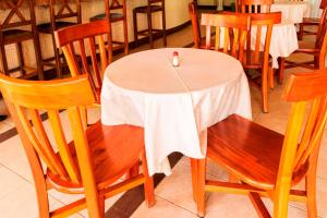 Restaurace v ubytování Kalya Courts Hotel Fort Portal