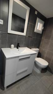 ein Badezimmer mit einem weißen Waschbecken und einem WC in der Unterkunft Impression du Sud Gîte 2 in Saint-Rémy-de-Provence