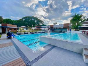 Bazén v ubytování Aurora Villas and Cabin Resort nebo v jeho okolí