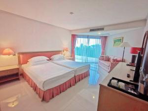 Ein Bett oder Betten in einem Zimmer der Unterkunft Khanom Golden Beach Hotel