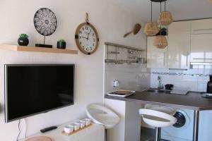 Cuisine ou kitchenette dans l'établissement T1 Cabine 4 couchages vue mer !