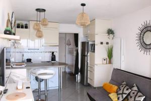 Cuisine ou kitchenette dans l'établissement T1 Cabine 4 couchages vue mer !