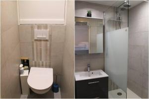 une petite salle de bain avec toilettes et lavabo dans l'établissement T1 Cabine 4 couchages vue mer !, à Frontignan
