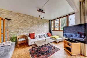Μια τηλεόραση ή/και κέντρο ψυχαγωγίας στο Grand appartement calme à 30 min de Paris