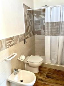 ein Bad mit einem WC und einem Waschbecken in der Unterkunft Villa Zaffiro in Lampedusa