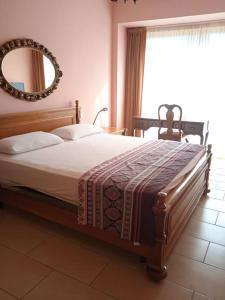 een slaapkamer met een bed met een spiegel aan de muur bij LA CASINA DI LAURA in Follonica