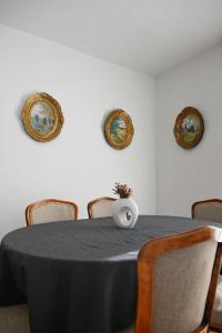 ein schwarzer Tisch mit Stühlen und Wandplatten in der Unterkunft Apartman Ariana in Selce