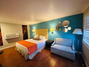 オレンジにあるCasa Blanca Hotel - Orangeのベッドと椅子のあるホテルの部屋 +46枚の写真