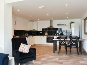 cocina con mesa de comedor y sillas en High Tide, en Combe Martin