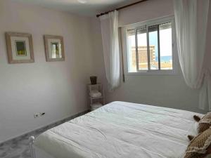 Posteľ alebo postele v izbe v ubytovaní La Cala de Mijas - Playa y parque a unos pasos