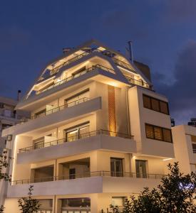 ein weißes Gebäude mit einer Kuppel darüber in der Unterkunft Aeson Premium Living in Volos