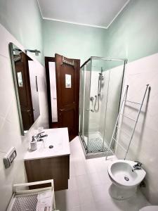 een badkamer met een douche, een toilet en een wastafel bij St. Peter Vatican Home in Rome