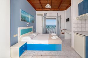 1 dormitorio con cama y vistas al océano en Troulis Seaside, en Amoudara Herakliou