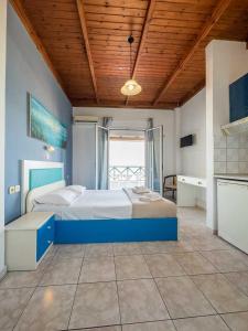 1 dormitorio grande con 1 cama grande y techo de madera en Troulis Seaside, en Amoudara Herakliou