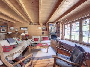 モントリオンにあるChalet Ardent Montriond 8 personnesのソファとテーブルのあるリビングルーム
