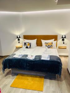 フルダにあるホテル アム シュロスのベッドルーム1室(大型ベッド1台、ランプ2つ付)