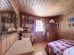 モントリオンにあるChalet Ardent Montriond 8 personnesのベッドルーム(ベッド1台、デスク、本棚付)