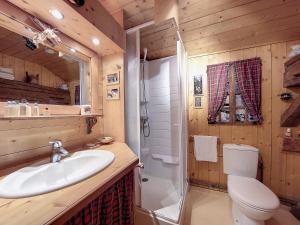 モントリオンにあるChalet Ardent Montriond 8 personnesの洗面台、トイレ、シャワー付きのバスルーム +11枚の写真
