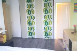 een slaapkamer met groene en witte muren en een bed bij House of magic lake in Gréoux-les-Bains