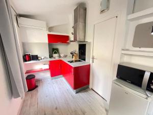Kuchyňa alebo kuchynka v ubytovaní Maisonnette Studio bas Suquet, proche plage et palais + 16 fotografií