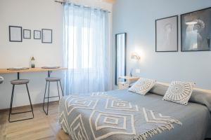 een slaapkamer met een bed en een tafel erin bij Moneglia in Piazza in Moneglia