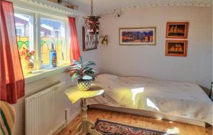מיטה או מיטות בחדר ב-Nice Home In Mellerud With 3 Bedrooms